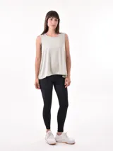 Musculosa deportiva de mujer color verde militar, con cuello redondo y diseño holgado.