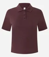 Blusa estilo polo de manga corta, confeccionada en tejido piquet color bordó. Presenta cuello clásico y cierre frontal con tres botones.