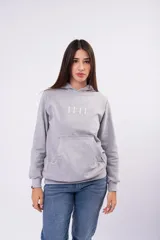 Canguro con capucha de color azul marino, confeccionado en tela deportiva con frizza. Presenta un diseño de calce holgado, mangas largas y puños elásticos.
