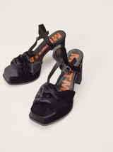 Sandalias de tacón alto Mutma en terciopelo color gris azulado, con plataforma delantera, doble nudo decorativo en la puntera y tira ajustable al talón.