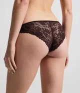 Bombacha tipo bikini confeccionada en microfibra suave con laterales de encaje. Modelo liso de ajuste anatómico con forro de algodón.
