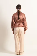 Kimono corto color marrón cobrizo de satén, con mangas globo con elástico en los puños y lazo para atar en la cintura.