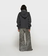 Sudadera con capucha y cierre frontal, color gris oscuro, de corte oversize y hombros caídos. Presenta un parche con el número 10 en la capucha.