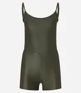 Enterito deportivo femenino de poliamida acanalada, color verde oliva, con breteles finos y escote redondo al frente.