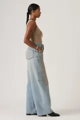 Jean de corte barrel con diseño super baggy, tiro medio y pierna ancha con costuras laterales curvas. Presenta un lavado desgastado con efecto vintage.