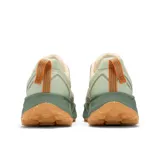 Championes de trail running New Balance Fresh Foam X Hierro v9, color crema con detalles en verde y naranja. Cuentan con entresuela Fresh Foam X de doble densidad, suela Vibram® Megagrip™ con tecnología Traction Lug™ y tecnología Toe Protect.