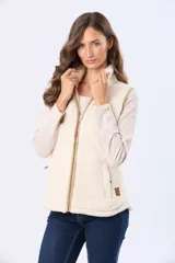 Chaleco de tejido sherpa color crema, con cierre frontal y detalles de terminación en eco cuero color tostado.