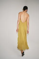 Vestido largo de bambula ZW Collection color mostaza, con escote redondo, tirantes finos cruzados en la espalda y forro interior a tono.