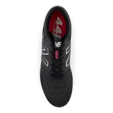 Championes de fútbol New Balance 442 V2 Team TF, color negro con detalles en blanco y rosa. Presentan un empeine de cuero con costuras reforzadas, puntera de gamuza y suela de goma con relieve diseñada para césped artificial o asfalto.