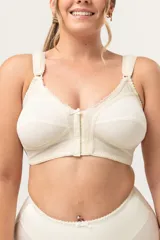 Soutien reductor clásico reforzado prendido adelante, sin aro. Breteles anchos acolchados regulables. Ganchos reforzados. Confeccionado con tela que contiene fibra LYCRA
