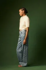 Pantalón de jean de tiro alto con corte recto y estampado láser de trenzas.