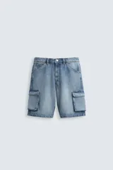 Bermuda de denim de algodón, color celeste lavado, de corte relajado (relaxed fit). Presenta cinco bolsillos, incluyendo bolsillos cargo plastrón con solapa en las perneras.
