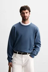 Sudadera de corte regular fit confeccionada en algodón con interior afelpado, cuello redondo y manga larga con puños y ruedo en rib.