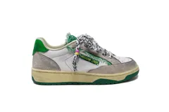 Zapatillas casual Arizona Love con base color beige, puntera blanca y detalles de tela estampada con motivos de leopardo y flores. Cordones gruesos rojos con cuentas de colores.