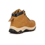 Bota acordonada color camel, con suela de goma negra y detalles en naranja.