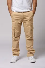 Pantalón cargo gris de gabardina con bolsillos laterales con fuelle y solapa, corte recto y tiro medio.