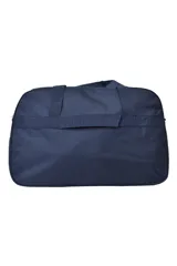 Bolso de viaje negro con doble asa de mano y correa larga regulable para colgar del hombro. Tiene un bolsillo frontal con cierre y un compartimento principal amplio con cierre doble. Incluye enganche para valija.