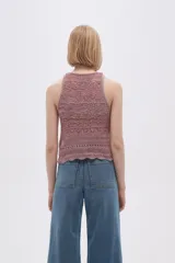 Musculosa de tejido de punto calado color rosa.