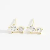 Par de aros pequeños de plata 925 con cierre a presión, con un diseño de dos circonias engarzadas, una cuadrada y otra redonda.