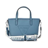 Cartera tipo tote bag Guess de color azul, confeccionada en PVC con textura saffiano y el logotipo triangular de la marca en relieve en el frente. Cuenta con doble asa de mano, herrajes metálicos plateados y una correa ajustable y desmontable de lona en color blanco y azul con el nombre de la marca tejido.