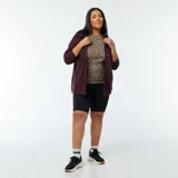 Buzo con capucha color borgoña, con cierre frontal y bolsillos tipo canguro.