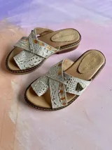 Sandalias de cuero de diseño artesanal pintado a mano, con tiras cruzadas en el empeine, sujetadedo y taco bajo de 3 cm. Marca Carolina De Cunto.