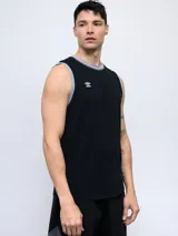 Musculosa deportiva Umbro color negro con cuello y sisas en gris. Presenta el logo de la marca bordado en el pecho.