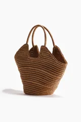 Bolso shopper de doble asa confeccionado en paja de papel trenzada, sin forro y con diseño estructurado.