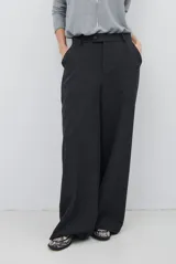 Pantalon de vestir de corte recto y tiro alto, confeccionado en tela melange, con bolsillos laterales y cierre frontal con botón.