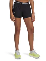 Shorts de entrenamiento Under Armour 2 en 1, color negro. Diseño con pantalón corto exterior ligero y pantalón corto de compresión integrado. Cuenta con cintura elástica con logo de la marca, bolsillos laterales y bajo con forma para mayor libertad de movimiento.