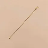 Pulsera de oro amarillo 18k con cadena de eslabones y dije colgante en forma de lágrima.