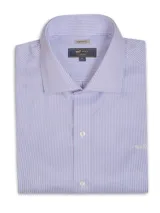 Camisa de manga larga para hombre, marca RKF, modelo Cityscape con calce Regular Fit. Presenta un diseño a rayas finas en tonos rosado y azul, con cuello italiano, cierre frontal de botones blancos y el logo bordado al tono en el pecho.