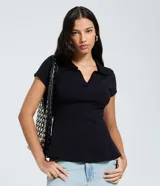 Blusa peplum negra de tejido rib, con cuello polo, escote en V y manga corta.