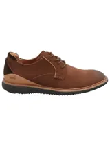 Zapato de cuero natural color chocolate con diseño de cordones, punta redonda y suela de EVA con tecnología Honey Foam para mayor amortiguación.
