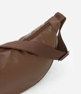 Bandolera negra de poliuretano con correa transversal ajustable y cierre de cremallera.