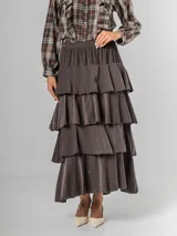 Falda larga de micro corderoy color marrón oscuro, con diseño de volados en capas y elástico en toda la cintura.