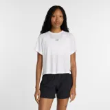 Remera deportiva New Balance de manga corta y color blanco, con tecnología NB DRY de secado rápido, dobladillo recto con aberturas laterales y logotipo reflectante en el pecho.