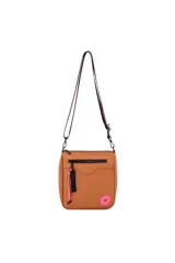 Bandolera color tostado con cierre superior, bolsillo frontal con cierre y un colgante decorativo de cordones negros y rosados. Incluye una correa ajustable de tela con diseño multicolor.