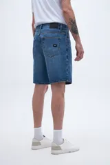 Bermuda de jean azul de corte holgado en la cadera y levemente ajustada en las piernas, con tiro medio.