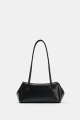 Bolso de hombro negro de formato alargado en símil cuero, con doble asa fina, cierre imantado y bolsillo interior con cremallera.