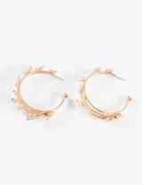 Aros tipo argolla dorados con apliques de mariposas y flores.