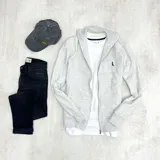 Campera gris claro melange con cierre frontal, cuello alto y bolsillos laterales.