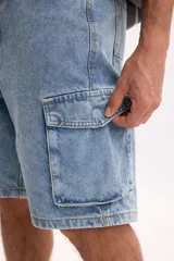 Bermuda cargo de jean en color azul claro, con bolsillos laterales aplicados y diseño funcional con el clásico estilo de denim.