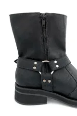 Bota biker negra de cuero, con caña corta y hebillas metálicas.