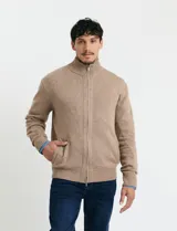 Cardigan de punto con cuello alto y cierre frontal de metal con doble cursor. Presenta manga larga, puños y ruedo en punto canalé, y bolsillos laterales.
