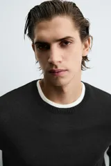 Jersey de hombre, color vino tinto, de calce regular fit, tejido en punto con algodón, cuello redondo y manga larga. Presenta acabados en rib con vuelta en cuello, puños y ruedo.