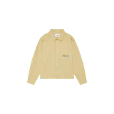 Camisa de manga larga con patrón de rayas en tonos amarillos y blancos, cuello camisero, cierre frontal con botones y un bolsillo en el pecho con el logo bordado en azul.