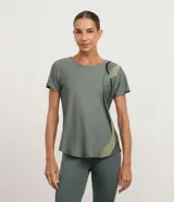 Remera deportiva de microfibra color verde militar, con mangas cortas, cuello redondo y estampa lateral abstracta en tonos más claros y oscuros.