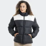 Campera puffer Reef con diseño bicolor en negro y blanco. Presenta cuello alto, cierre frontal completo y bolsillos laterales con cierre. Incluye logo de la marca estampado en el pecho.