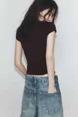 Camiseta slim fit color gris oscuro, con cuello redondo y manga sisa caída. Presenta un texto blanco en el delantero que dice "Main character Role".